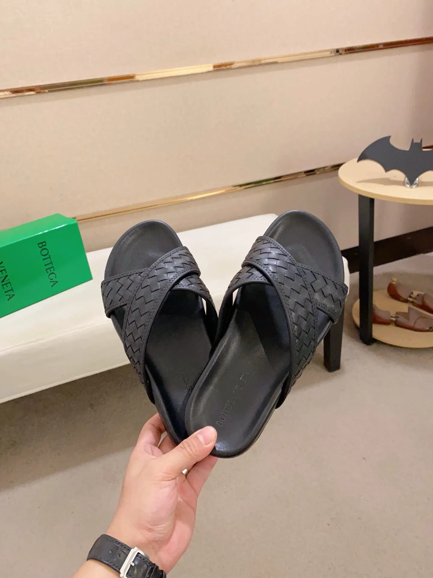 Men's shoes 💰: 320💰[BV~Bottega Veneta] Trendy new slippers are on the market. Same style as the official website. Counter quality [strong][strong][strong] Selected cow patent leather weaving. High-end atmosphere. Very cost-effective. Original wear-resistant rubber outsole. Fine workmanship. The upper layer of materials is used. The quality is visible. Shoe size 38-45.